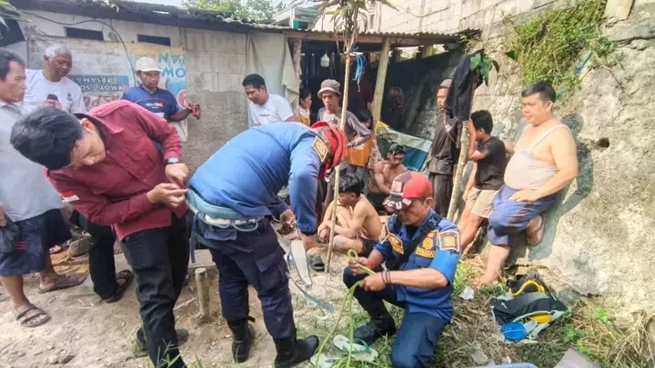Damkar Kabupaten Sukabumi Evakuasi Korban yang Terjatuh ke Dalam Sumur
