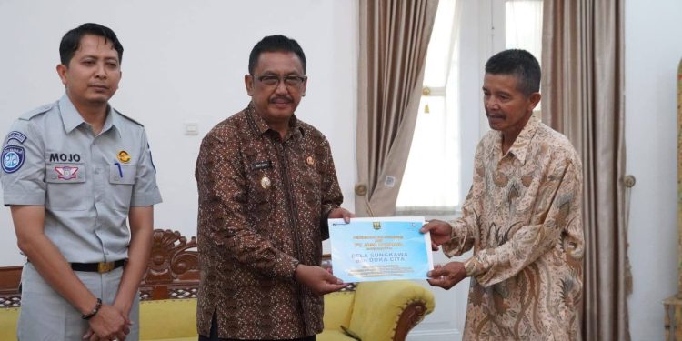Bupati Sukabumi dan Jasa Raharja Serahkan Santunan kepada Ahli Waris Korban Kecelakaan Lalu Lintas