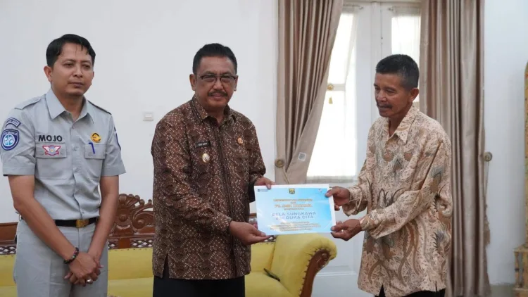 Bupati Sukabumi dan Jasa Raharja Serahkan Santunan kepada Ahli Waris Korban Kecelakaan Lalu Lintas
