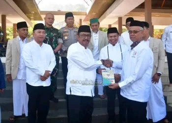 Bupati Luncurkan Gerakan Wakaf 1 Juta Al-Qur’an di Khatam Akbar Sukabumi