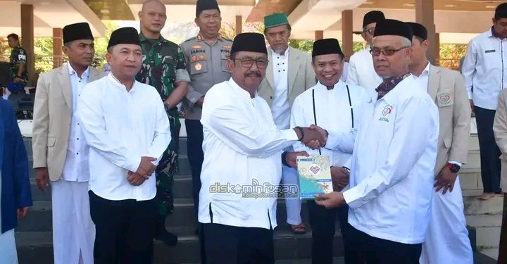 Bupati Luncurkan Gerakan Wakaf 1 Juta Al-Qur’an di Khatam Akbar Sukabumi