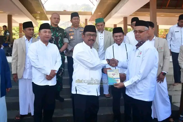 Bupati Luncurkan Gerakan Wakaf 1 Juta Al-Qur’an di Khatam Akbar Sukabumi