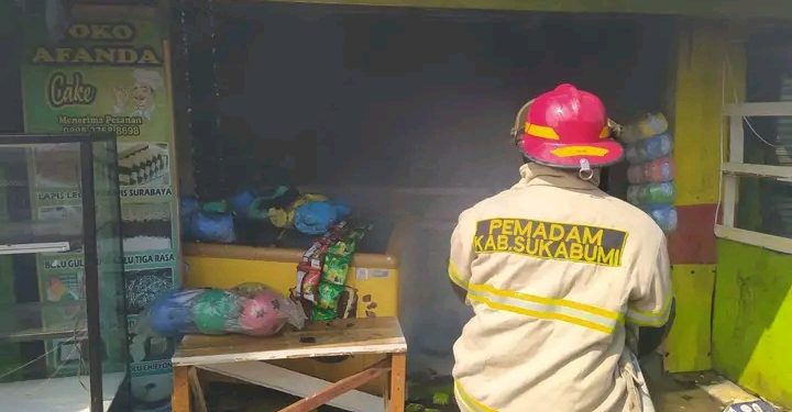 Dinas Pemadam Kebakaran Kabupaten Sukabumi Tangani Kebakaran Warung di Parungkuda