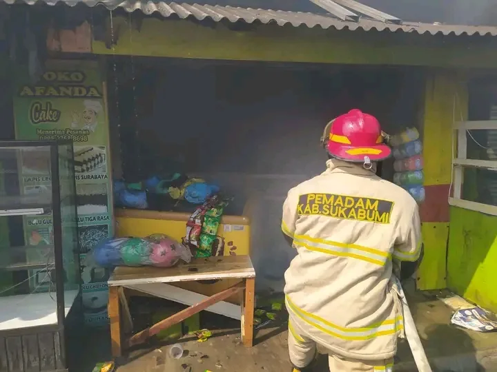 Dinas Pemadam Kebakaran Kabupaten Sukabumi Tangani Kebakaran Warung di Parungkuda