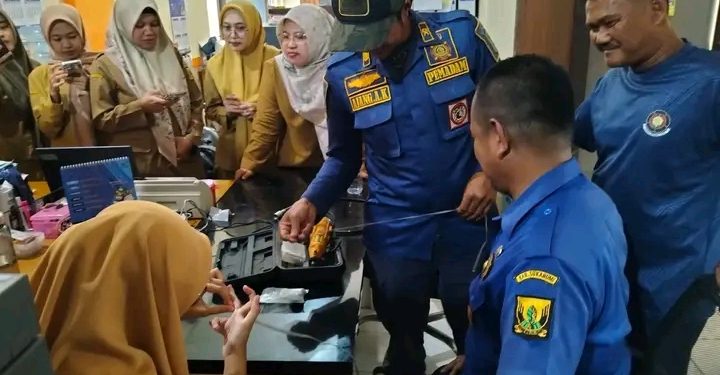 Damkar Sukabumi Tangani Pelepasan Cincin di Palabuhanratu