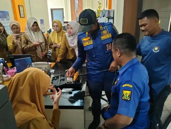 Damkar Sukabumi Tangani Pelepasan Cincin di Palabuhanratu