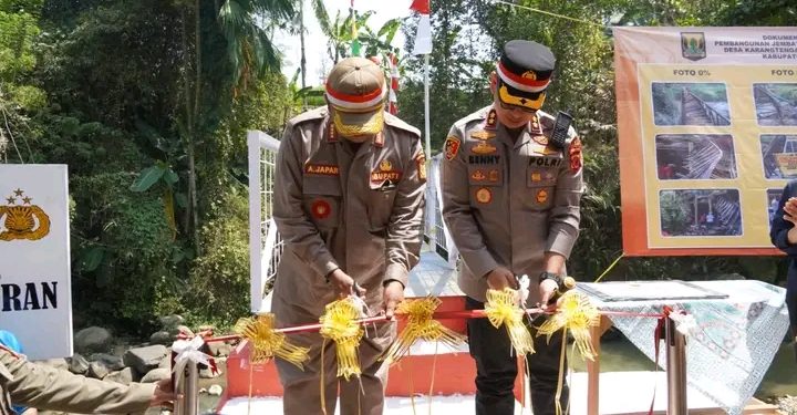 Resmikan Jembatan Merah Putih Presisi di Cibadak, Bupati Ajak Warga Merawatnya