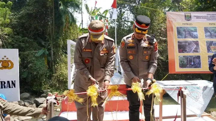 Resmikan Jembatan Merah Putih Presisi di Cibadak, Bupati Ajak Warga Merawatnya