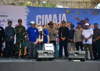 Buka Kompetisi Surfing Cimaja, Wabup Dorong Jadi Destinasi Wisata Kelas Dunia