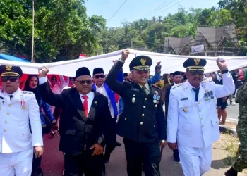 Bendera Merah Putih 300 Meter Membentang di Pantai Karanghawu