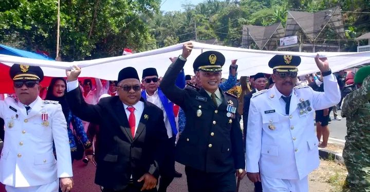 Bendera Merah Putih 300 Meter Membentang di Pantai Karanghawu