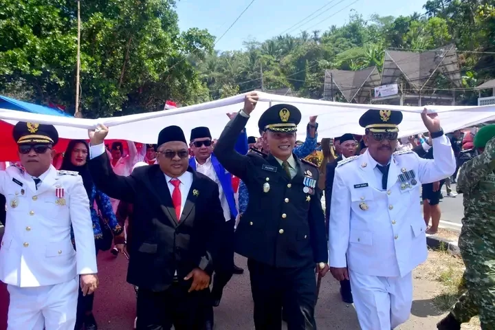 Bendera Merah Putih 300 Meter Membentang di Pantai Karanghawu