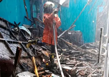 Damkar Kabupaten Sukabumi Tangani Kebakaran Rumah di Sukaraja
