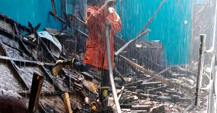 Damkar Kabupaten Sukabumi Tangani Kebakaran Rumah di Sukaraja