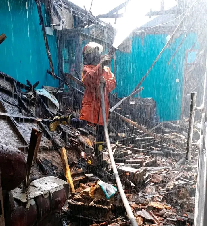 Damkar Kabupaten Sukabumi Tangani Kebakaran Rumah di Sukaraja