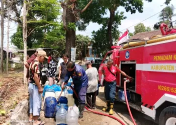 Damkarmat Kabupaten Sukabumi Salurkan 2.500 Liter Air Bersih untuk Warga Bantargadung