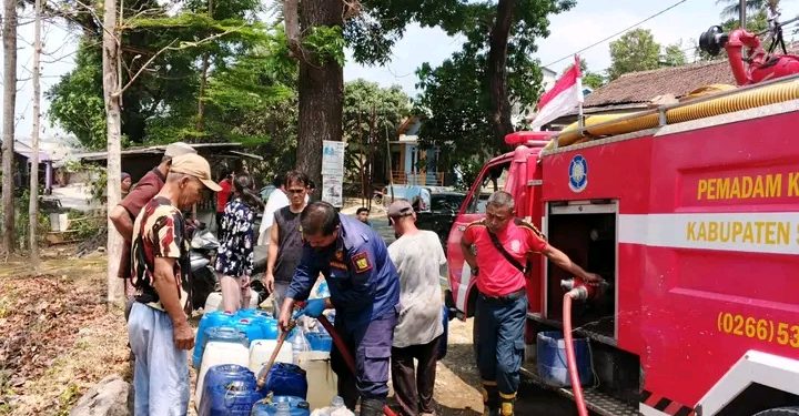 Damkarmat Kabupaten Sukabumi Salurkan 2.500 Liter Air Bersih untuk Warga Bantargadung