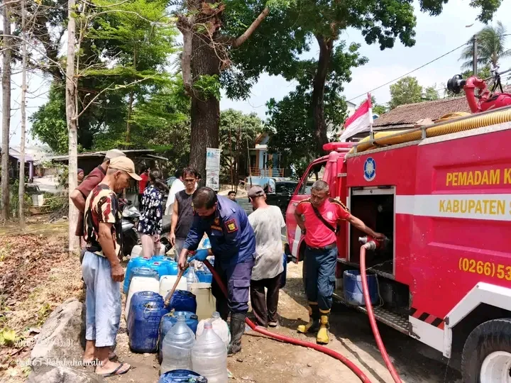 Damkarmat Kabupaten Sukabumi Salurkan 2.500 Liter Air Bersih untuk Warga Bantargadung
