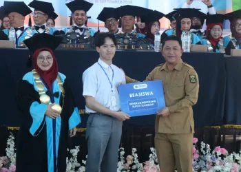 MASTAKA UMMI, Pemkab Sukabumi Serahkan Beasiswa Bupati “Generasi Mencrang”