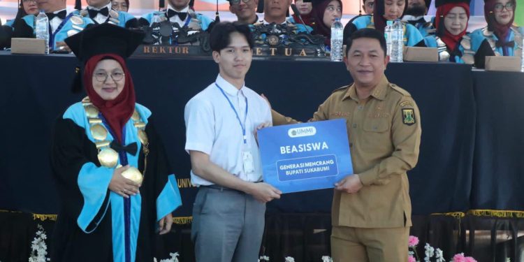 MASTAKA UMMI, Pemkab Sukabumi Serahkan Beasiswa Bupati “Generasi Mencrang”