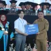 MASTAKA UMMI, Pemkab Sukabumi Serahkan Beasiswa Bupati “Generasi Mencrang”