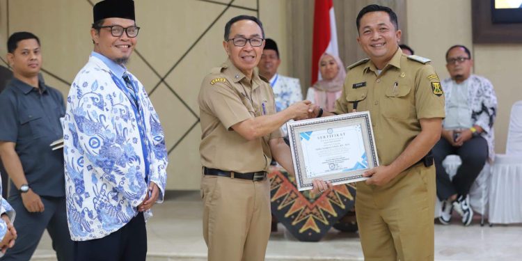 65 Pengurus AKSI Kabupaten Sukabumi Dikukuhkan, Sekda Tekankan Profesionalisme Guru dan Kepala Sekolah