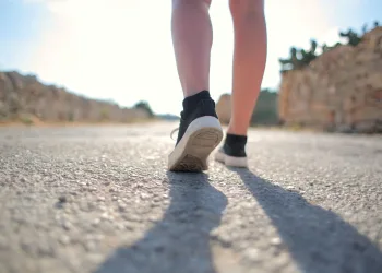 Jalan Kaki Pagi atau Sore, Mana yang Lebih Baik untuk Kesehatan?