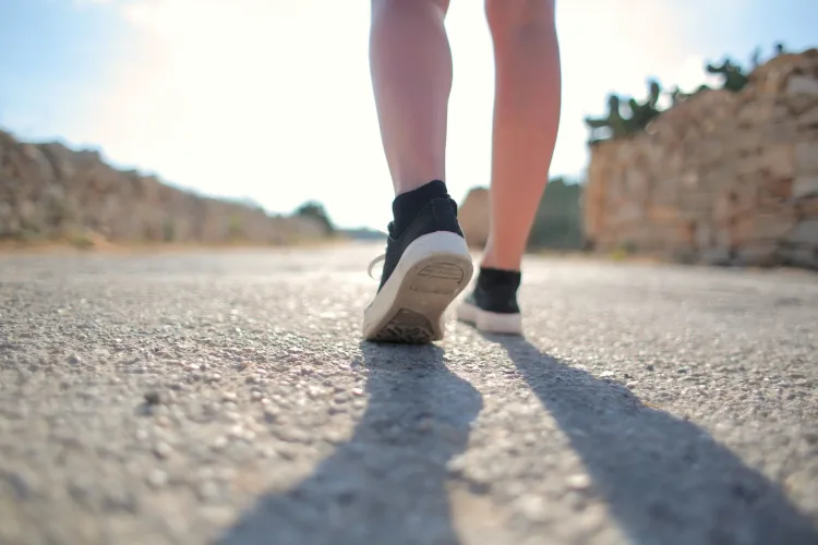Jalan Kaki Pagi atau Sore, Mana yang Lebih Baik untuk Kesehatan?