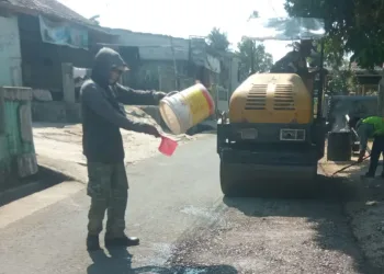 Dinas PU Sukabumi Perbaiki Sejumlah Titik Rusak di Jalan Ciheulangtonggoh-Caringin