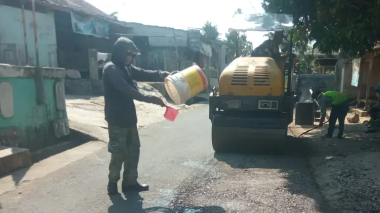 Dinas PU Sukabumi Perbaiki Sejumlah Titik Rusak di Jalan Ciheulangtonggoh-Caringin