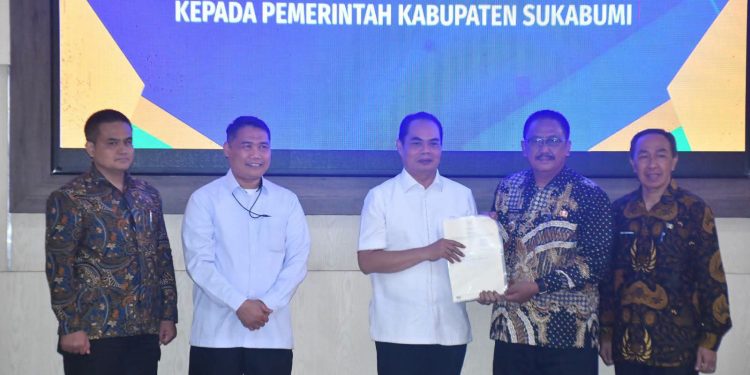 BUPATI TERIMA BMN EKS BARANG RAMPASAN NEGARA DARI KPK RI DAN LAUNCHING APLIKASI SIMPATIK