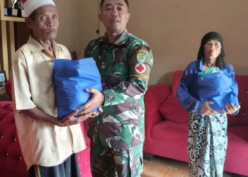 TMMD ke-130 Kodim 0622 Sukabumi Salurkan Bantuan Sembako untuk Lansia di Mekarjaya