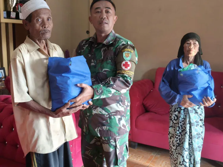 TMMD ke-130 Kodim 0622 Sukabumi Salurkan Bantuan Sembako untuk Lansia di Mekarjaya
