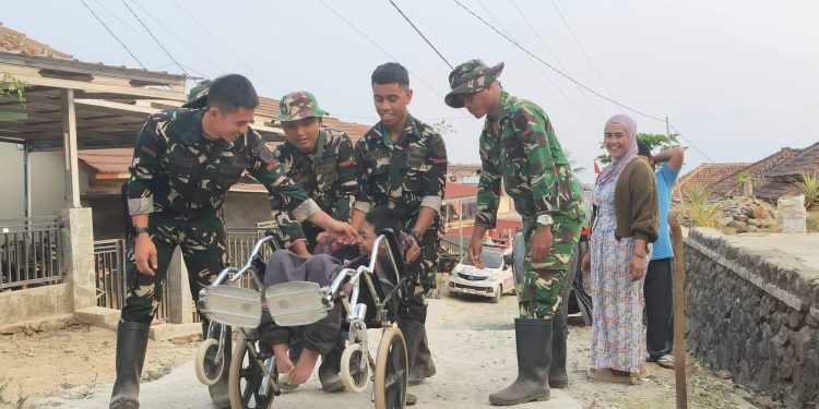 Satgas TMMD ke-130 Kodim 0622 Sukabumi Hibur Pauji, Penyandang Disabilitas di Mekarjaya