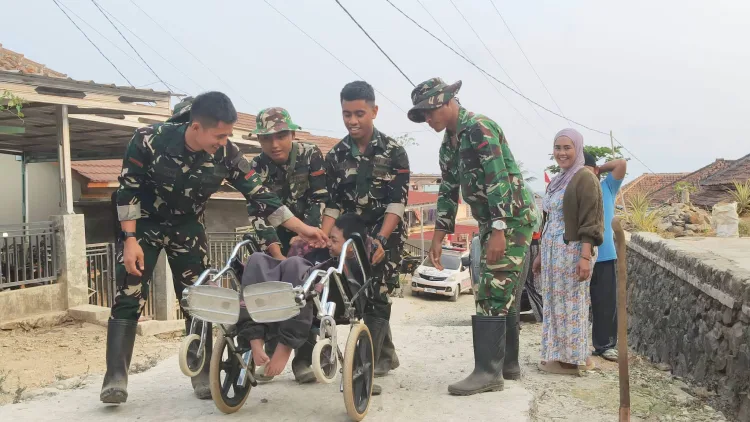 Satgas TMMD ke-130 Kodim 0622 Sukabumi Hibur Pauji, Penyandang Disabilitas di Mekarjaya