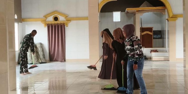 Satgas TMMD ke-130 Kodim 0622 Sukabumi Bersihkan Masjid Jami Annur di Mekarjaya