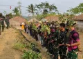 Satgas TMMD ke-130 Kodim 0622 Sukabumi Tanam Sayuran dan Bagikan Bibit untuk Warga