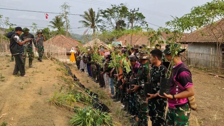 Satgas TMMD ke-130 Kodim 0622 Sukabumi Tanam Sayuran dan Bagikan Bibit untuk Warga