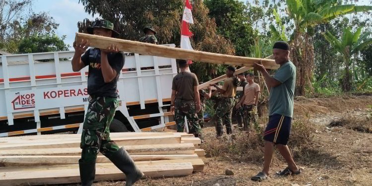 Satgas TMMD ke-130 Kodim 0622 Sukabumi Gotong Royong Renovasi Masjid Al Barokah