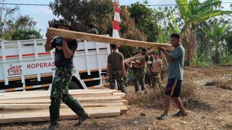 Satgas TMMD ke-130 Kodim 0622 Sukabumi Gotong Royong Renovasi Masjid Al Barokah