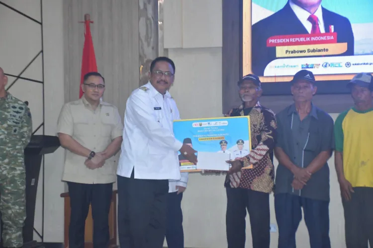 Bupati Sukabumi Salurkan 100 Becak Listrik Bantuan Presiden untuk Dukung Ekonomi Warga