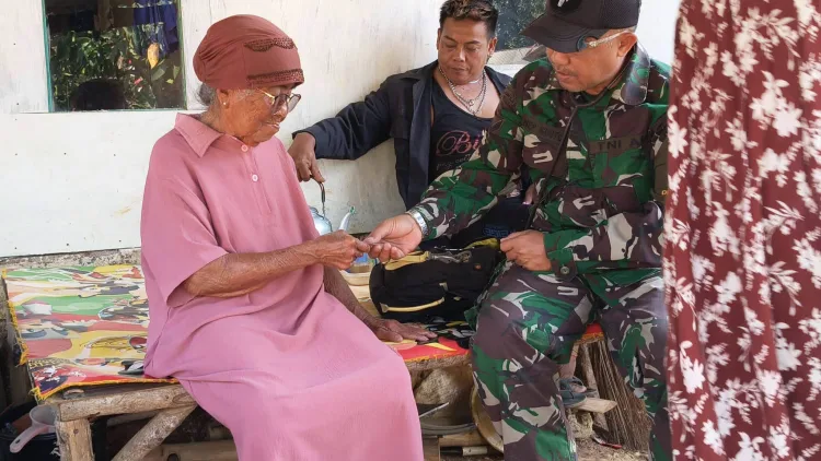 Satgas TMMD ke-130 Kodim 0622 Sukabumi Berikan Pelayanan Kesehatan bagi Warga Mekarjaya
