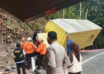 Damkar Kabupaten Sukabumi Evakuasi Korban Terjepit dalam Mobil di Palabuhanratu