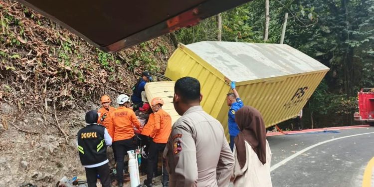 Damkar Kabupaten Sukabumi Evakuasi Korban Terjepit dalam Mobil di Palabuhanratu