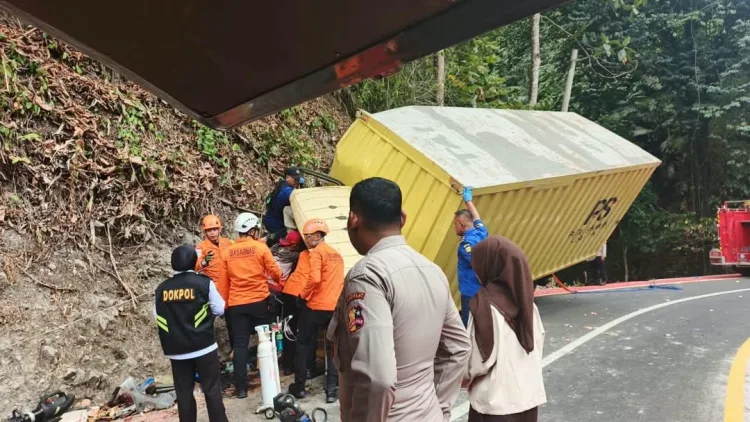Damkar Kabupaten Sukabumi Evakuasi Korban Terjepit dalam Mobil di Palabuhanratu