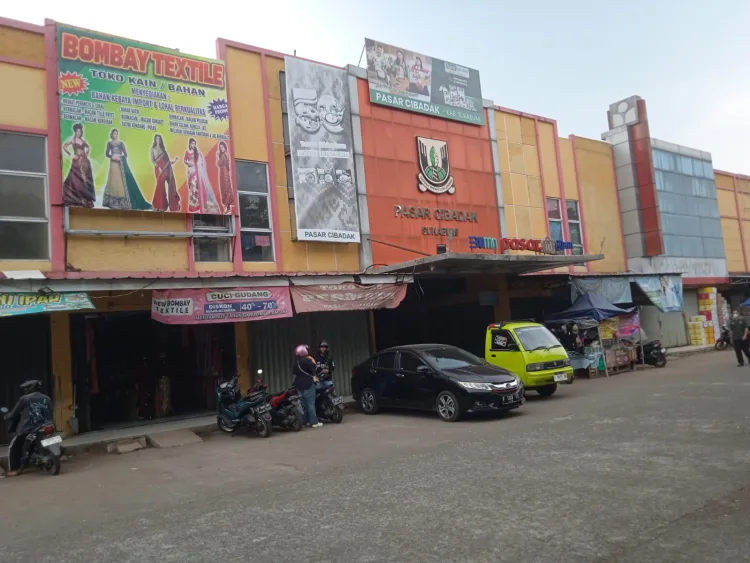 Pengelola Pasar Cibadak Gelar Jumat Bersih, Libatkan Pedagang dan Pengelola